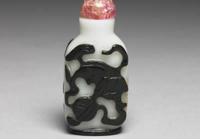 图片[2]-Black overlay glass snuff bottle with design of two lions playing with a ball.-China Archive